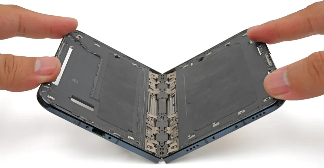 iFixit explains why the iPhone Duo's hinge may crack the screen