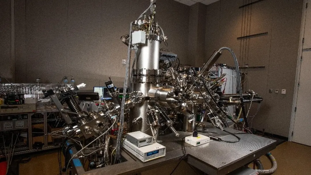 Radio waves flip the nuclear spin of a single atom in quantum experiment