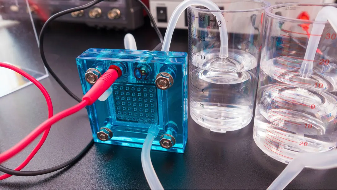 Organic solar device sets record for hydrogen production from water