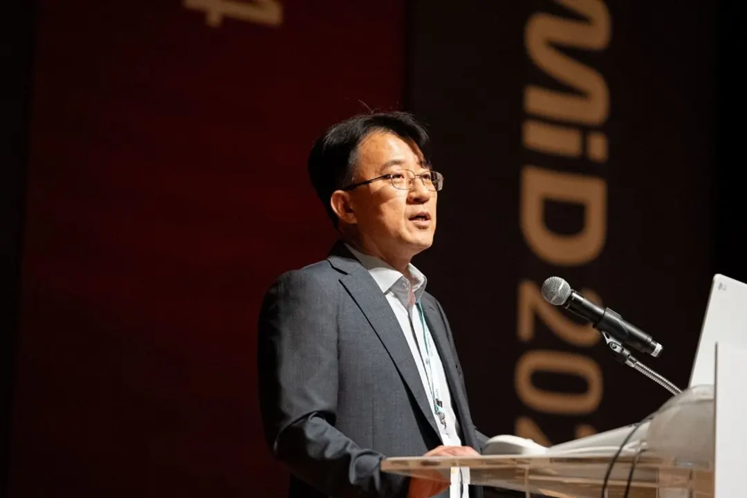 Samsung Display chief meets Applied Materials amid FMM-free OLED push