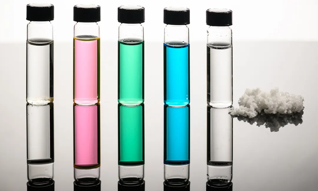 Solar panel desalinates seawater without liquid brine waste