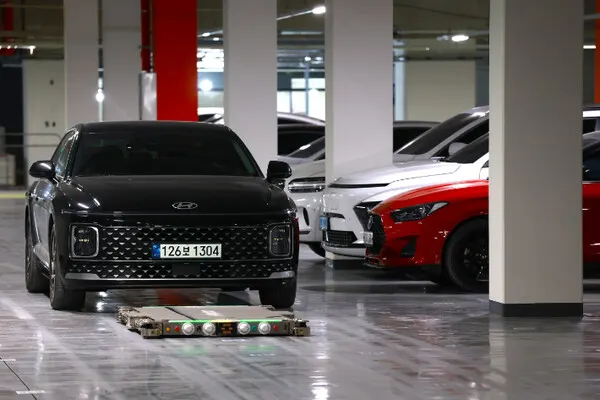 Hyundai demonstrates robotic parking at apartment complex