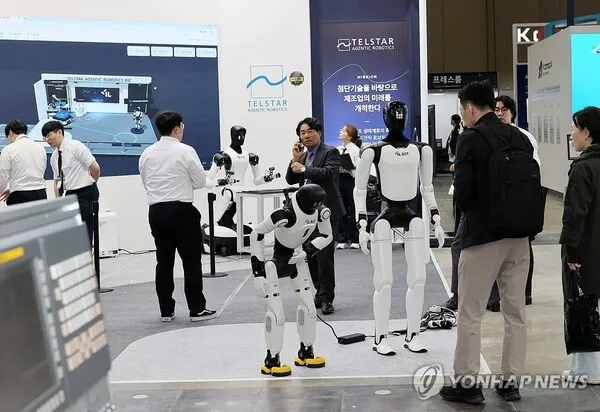 LG Builds Robot Brains, Samsung the Hands in Humanoid Race